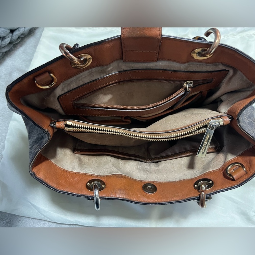 Micheal Kors Signature Tote - Picture 10 of 14